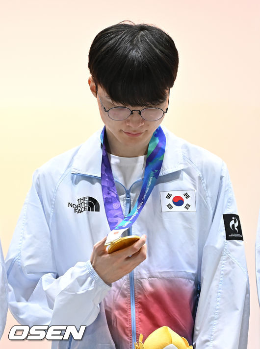 [OSEN=도코나메(일본), 박준형 기자] 1, 2세트의 아슬아슬했던 위기를 연속 대역전극으로 이겨낸 대한민국 e스포츠 대표팀이 대만을 완전히 압도하며 금메달을 차지햇다. 강동훈 감독이 이끄는 대한민국 대표팀은 2일 일본 아이치현 도코나메시 아이치 스카이 엑스포에서 열린 2026 아이치·나고야 아시안게임 e스포츠 LoL 결승전 대만과의 3세트 경기에서 시작부터 상체와 정글 주도권을 단단히 움켜쥐며 대만을 압박한 끝에 29분 만에 넥서스를 깨뜨리고 금메달을 확정 지었다.시상식에서 LoL 한국대표팀 페이커 이상혁이 금메달을 바라보고 있다.   2026.10.02 /  soul1014@osen.co.kr