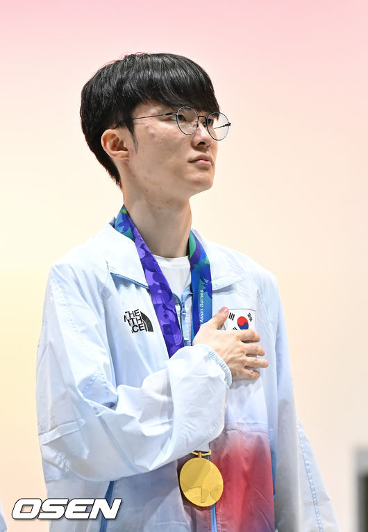 [OSEN=도코나메(일본), 박준형 기자] 1, 2세트의 아슬아슬했던 위기를 연속 대역전극으로 이겨낸 대한민국 e스포츠 대표팀이 대만을 완전히 압도하며 금메달을 차지햇다. 강동훈 감독이 이끄는 대한민국 대표팀은 2일 일본 아이치현 도코나메시 아이치 스카이 엑스포에서 열린 2026 아이치·나고야 아시안게임 e스포츠 LoL 결승전 대만과의 3세트 경기에서 시작부터 상체와 정글 주도권을 단단히 움켜쥐며 대만을 압박한 끝에 29분 만에 넥서스를 깨뜨리고 금메달을 확정 지었다.시상식에서 LoL 한국대표팀 페이커 이상혁이 국민의례를 하고 있다.   2026.10.02 /  soul1014@osen.co.kr