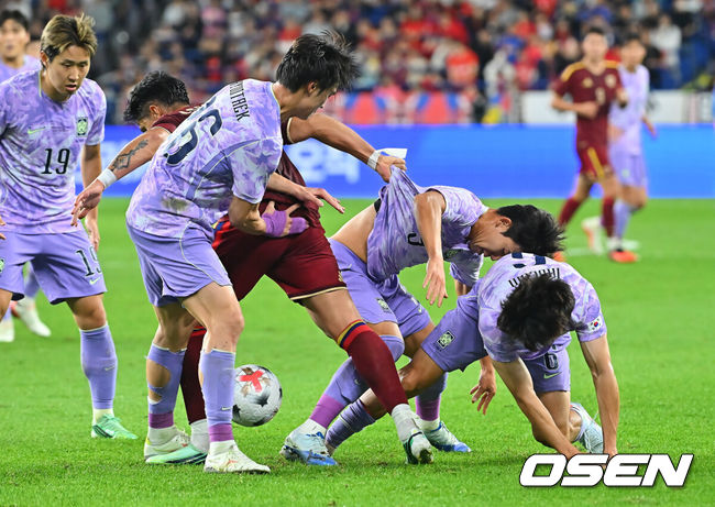 [OSEN=울산, 이석우 기자] 2일 울산문수축구경기장에서 대한민국과 베네수엘라의 친선경기가 열렸다.에콰도르전 3-0 완승과 우루과이전 1-4 대패로 극명한 경기력을 보인 ‘모레노호’가 베네수엘라전에서 전술적 유연성을 앞세워 빠르게 문제점을 보완했는지 시험대에 올랐다.대한민국 선수들이 베네수엘라 공격을 집중 마크하고 있다. 2026.10.02 / foto0307@osen.co.kr