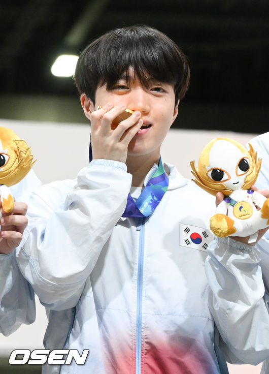 [OSEN=도코나메(일본), 박준형 기자] 1, 2세트의 아슬아슬했던 위기를 연속 대역전극으로 이겨낸 대한민국 e스포츠 대표팀이 대만을 완전히 압도하며 금메달을 차지햇다. 강동훈 감독이 이끄는 대한민국 대표팀은 2일 일본 아이치현 도코나메시 아이치 스카이 엑스포에서 열린 2026 아이치·나고야 아시안게임 e스포츠 LoL 결승전 대만과의 3세트 경기에서 시작부터 상체와 정글 주도권을 단단히 움켜쥐며 대만을 압박한 끝에 29분 만에 넥서스를 깨뜨리고 금메달을 확정 지었다.시상식에서 LoL 한국대표팀 케리아 류민석이  포즈를 취하고 있다.   2026.10.02 /  soul1014@osen.co.kr