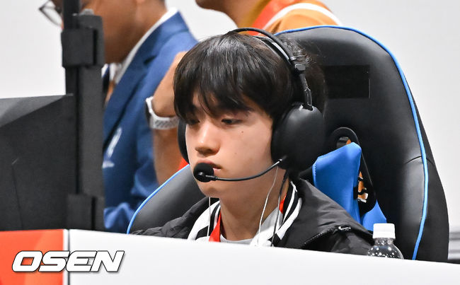 [OSEN=도코나메(일본), 박준형 기자] 2일 일본 도코나메시 아이치현에 위치한 아이치 스카이 엑스포에서 '2026 아이치·나고야 아시안게임' e스포츠 리그 오브 레전드(LoL) 결승전 대한민국과 대만의 경기가 진행됐다.아시안게임 2회 연속 금메달에 도전하는 e스포츠 리그 오브 레전드 대표팀은 '간판스타' 페이커, 이상혁을 빼고 결승에 올랐다. 리그 오브 레전드 케리아 류민석이 경기 준비하를 하고 있다.  2026.10.02 /  soul1014@osen.co.kr
