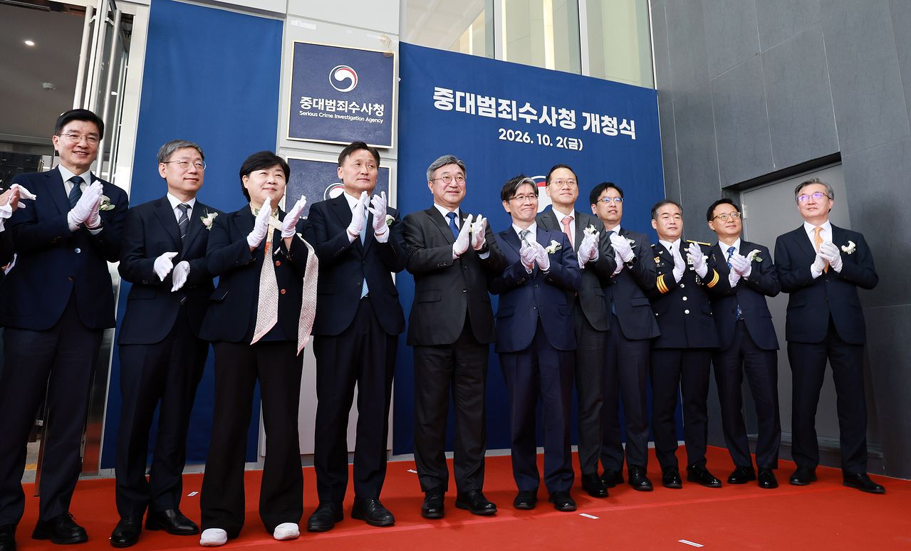 윤호중 행정안전부 장관을 비롯한 관계자들이 2일 서울 중구 르네스퀘어에서 열린 중대범죄수사청 현판식을 마치고 기념촬영을 하고 있다. 20261002 전민규 기자 [현장풀]