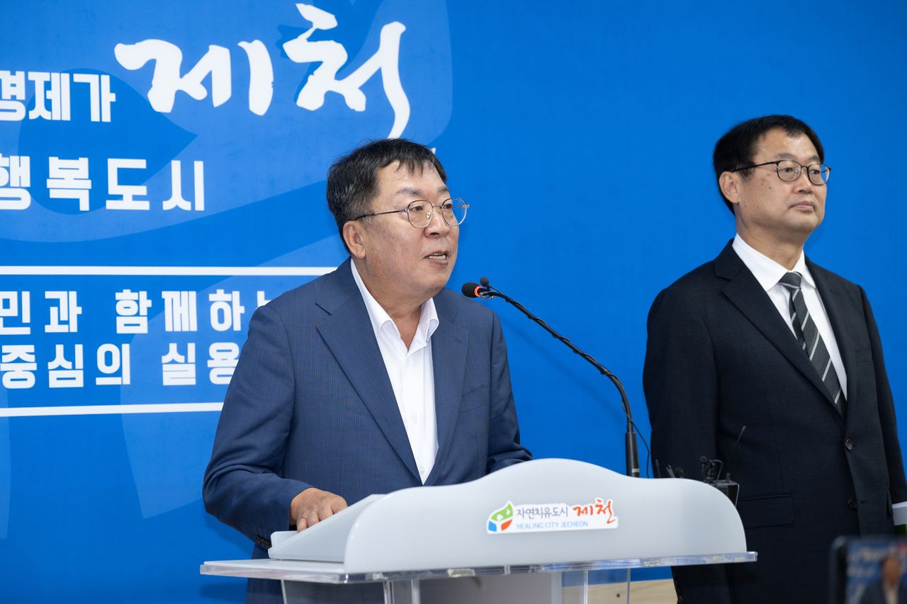 이상천 제천시장 지난달 7일 제천시청에서 교정시설 유치 주민 여론조사 결과를 발표하며 향후 추진방향을 설명하고 있다. 사진 제천시