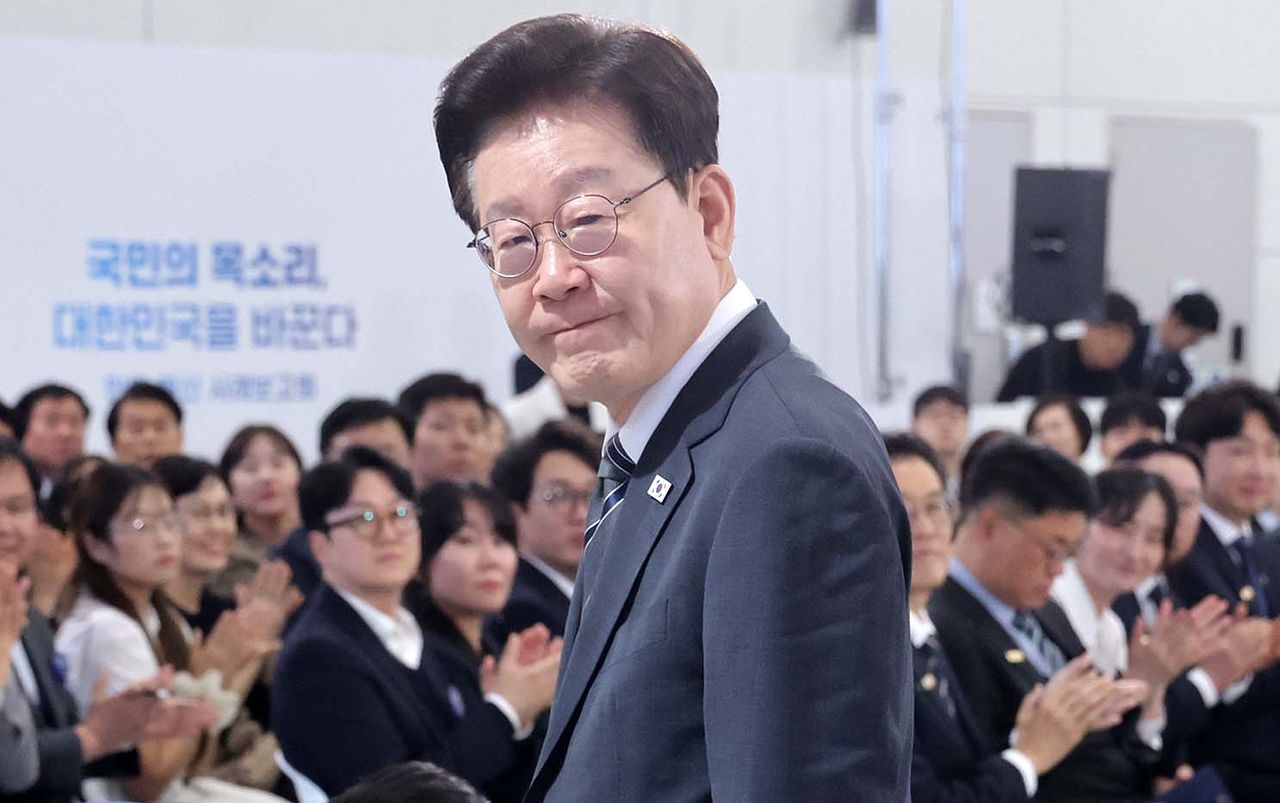 이재명 대통령이 2일 세종시 세종컨벤션센터에서 열린 민원 혁신 사례보고회장으로 입장하고 있다. 청와대사진기자단