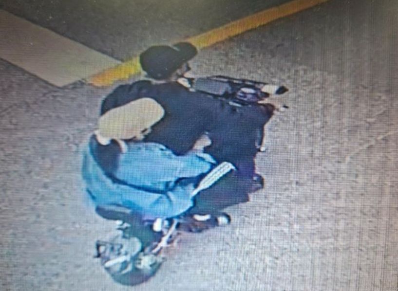광주에서 9세 아이를 스쿠터가 치고 달아나는 사건이 발생했다. 아이의 부모는 CCTV 사진을 공개하고 목격자를 찾고 있다. 커뮤니티 캡처