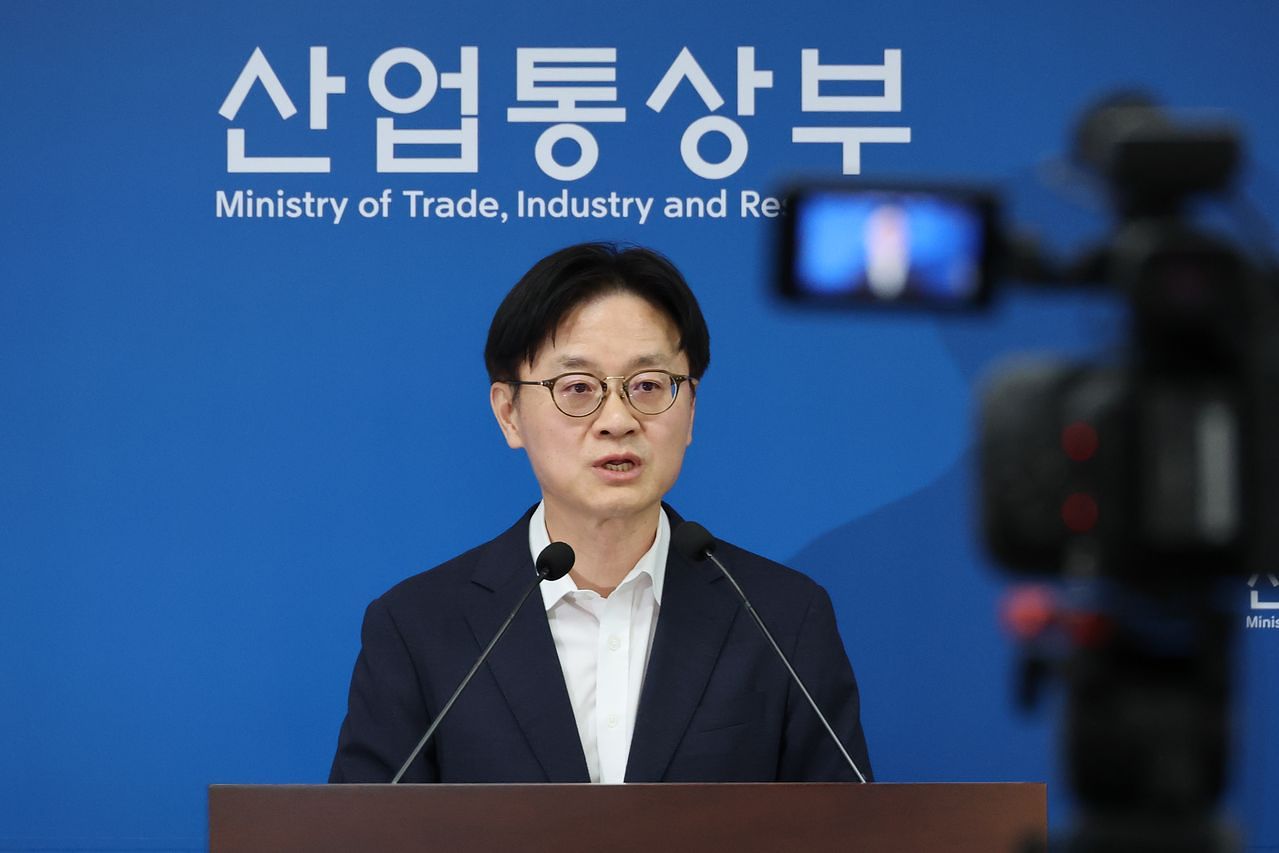 김정관 산업통상부 장관이 1일 세종시 정부세종청사에서 도널드 트럼프 미국 대통령이 발표한 한국의 대미 투자 프로젝트에 관해 설명하고 있다. 연합뉴스