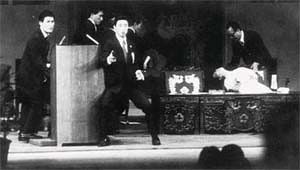 1974년 8월 15일 광복절 기념식에서 박정희 대통령이 연설하는 동안 총격이 시작됐고 육영수 여사는 쓰러졌다. 중앙일보DB