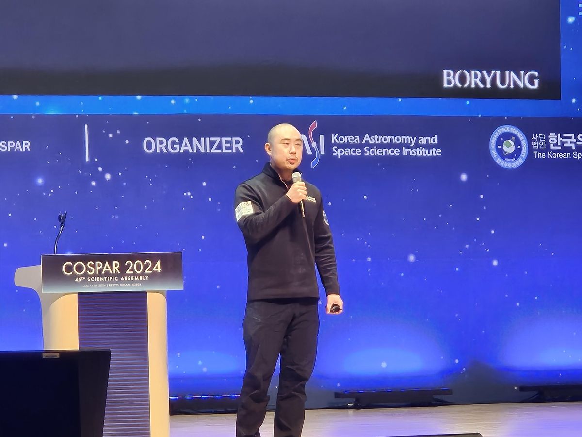 김정균 보령 대표가 2024년 부산 벡스코에서 열린 국제우주연구위원회(COSPAR) 학술총회에서 보령의 우주 사업 계획을 소개하고 있다. 사진 보령
