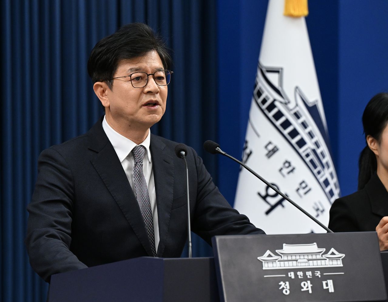 성기홍 청와대홍보소통수석이 21일 청와대 브리핑룸에서 현안 관련 브리핑을 하고 있다. [청와대사진기자단]
