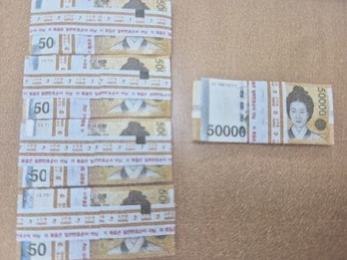 버려진 쓰레기봉투에서 발견된 2500만원. 사진 인천 중부경찰서