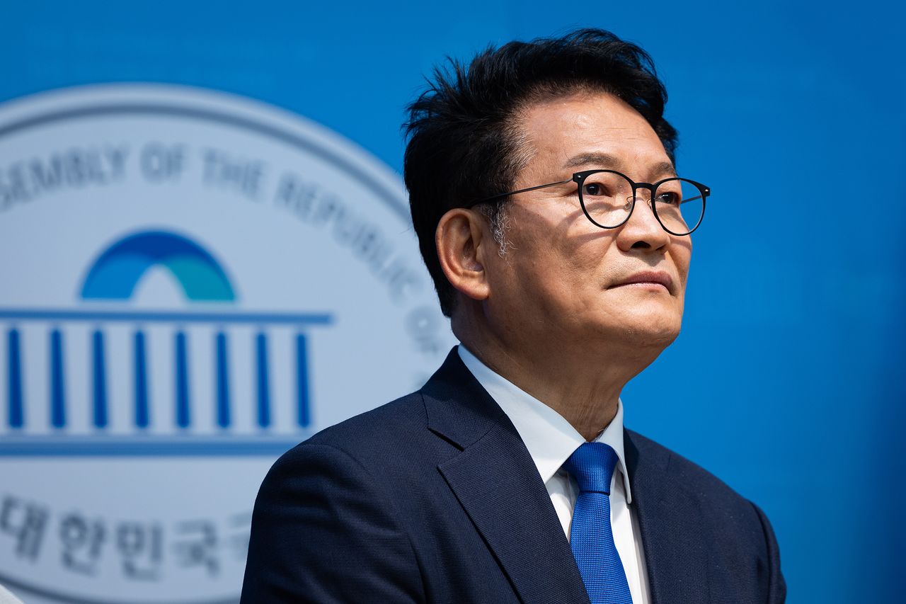 대통령 평화외교특별보좌관에 임명된 송영길 더불어민주당 의원이 2일 서울 여의도 국회 소통관에서 10.4 남북평화공동선언 20주년 맞이 민간교류위원회 발족 기자회견에 참석했다. 뉴스1