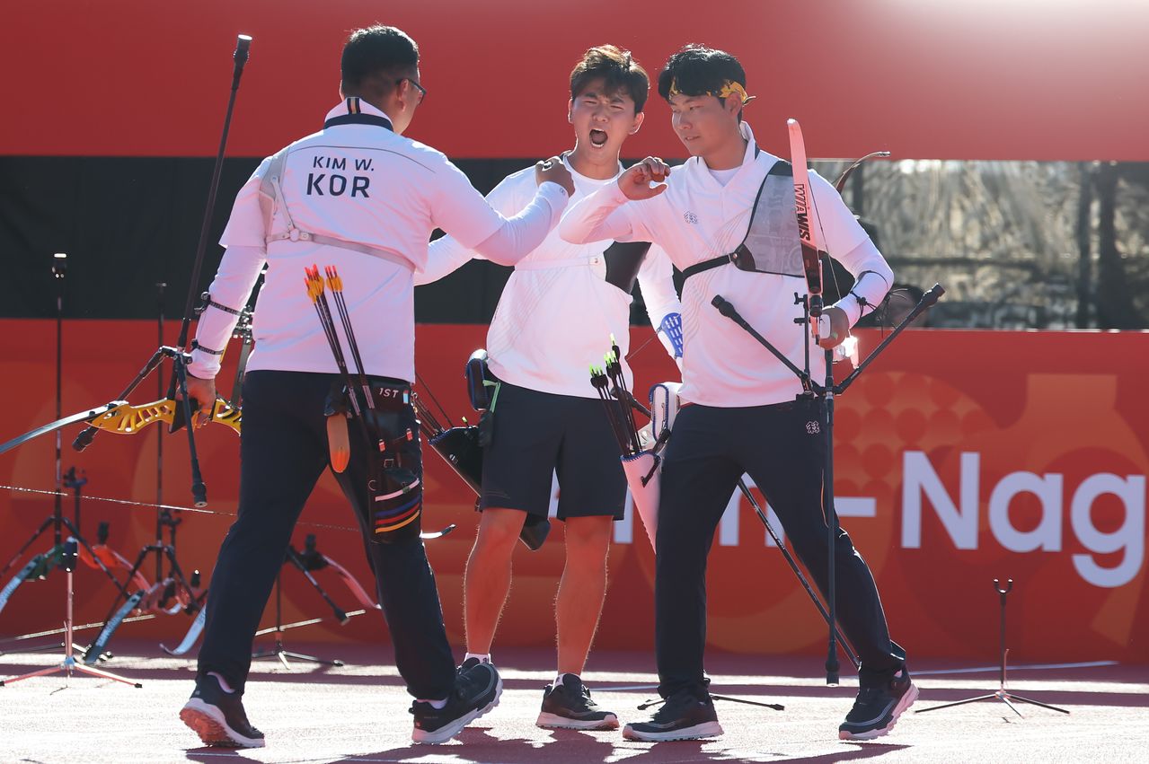 한민국 김우진, 이우석, 김제덕이 2일 일본 오카자키 중앙종합공원 다목적광장에서 열린 2026 아이치·나고야 아시안게임 양궁 리커브 남자 단체전 결승 대한민국과 인도의 경기에서 파이팅을 외치고 있다. 뉴스1