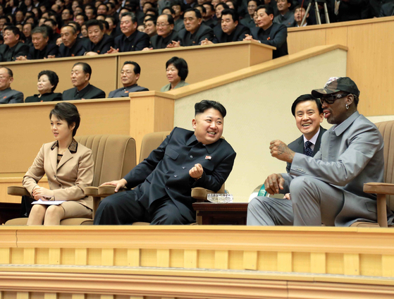 2014년 1월 8일 김정은 북한 국무위원장이평양체육관에서 데니스 로드먼 등 미국 프로농구(NBA) 출신 선수들의 농구경기를 관람한 모습. 사진 조선중앙통신=연합뉴스