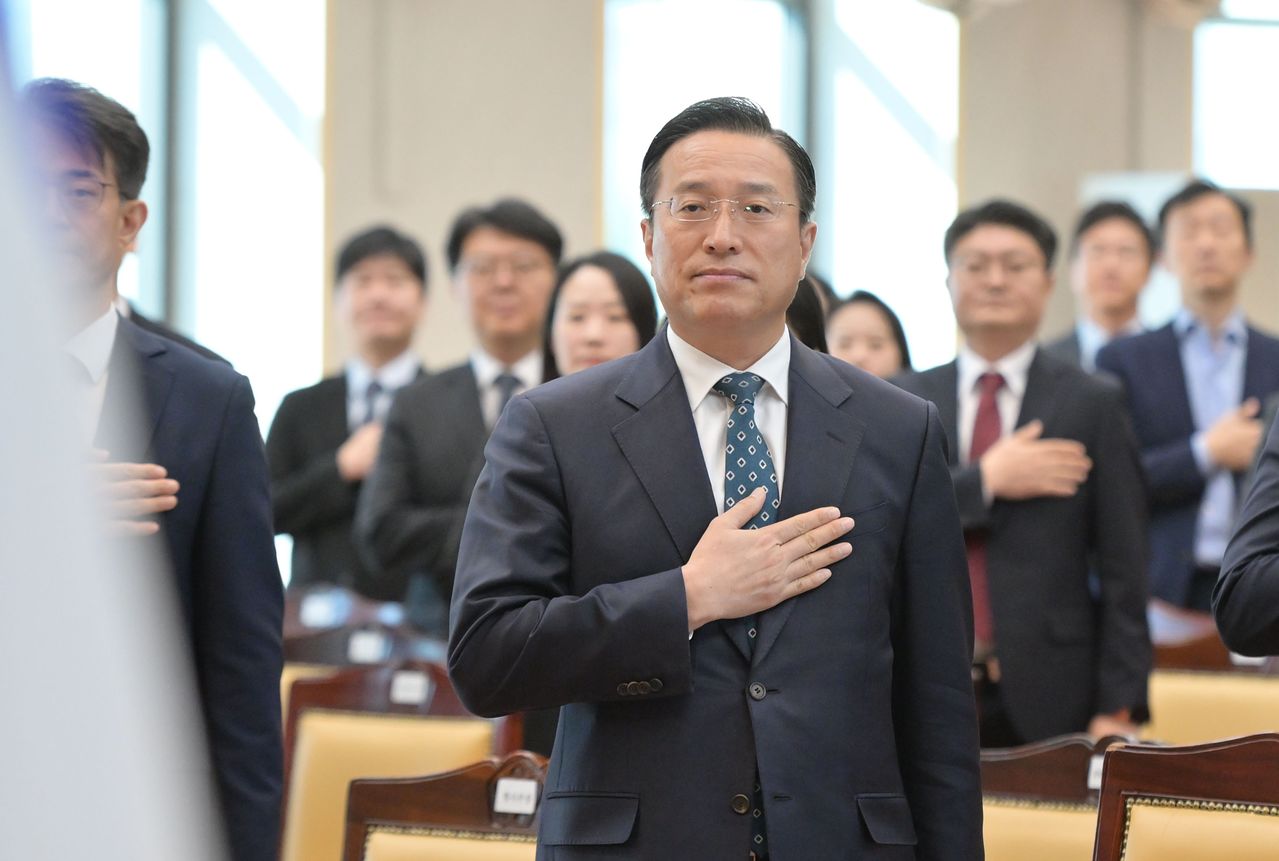 2일 서울 서초구 공소청에서 열린 비공개 개청식에서 이정현 공소청장 대행 등 참석자들이 국민의례를 하고 있다. 사진 공소청 제공