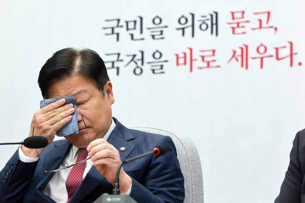 국민의힘 정점식 원내대표가 2일 국회에서 열린 국정감사대책회의에 참석해 발언을 마친 뒤 눈물을 닦고 있다. 연합뉴스 