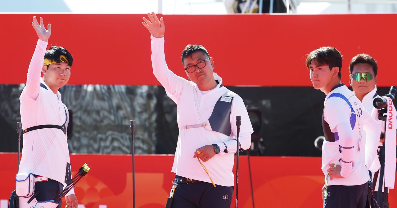 대한민국 김우진, 이우석, 김제덕이 2일 일본 오카자키 중앙종합공원 다목적광장에서 열린 2026 아이치·나고야 아시안게임 양궁 리커브 남자 단체전 준결승 대한민국과 대만의 경기에서 결승행을 확정짓고 기뻐하고 있다. 뉴스1