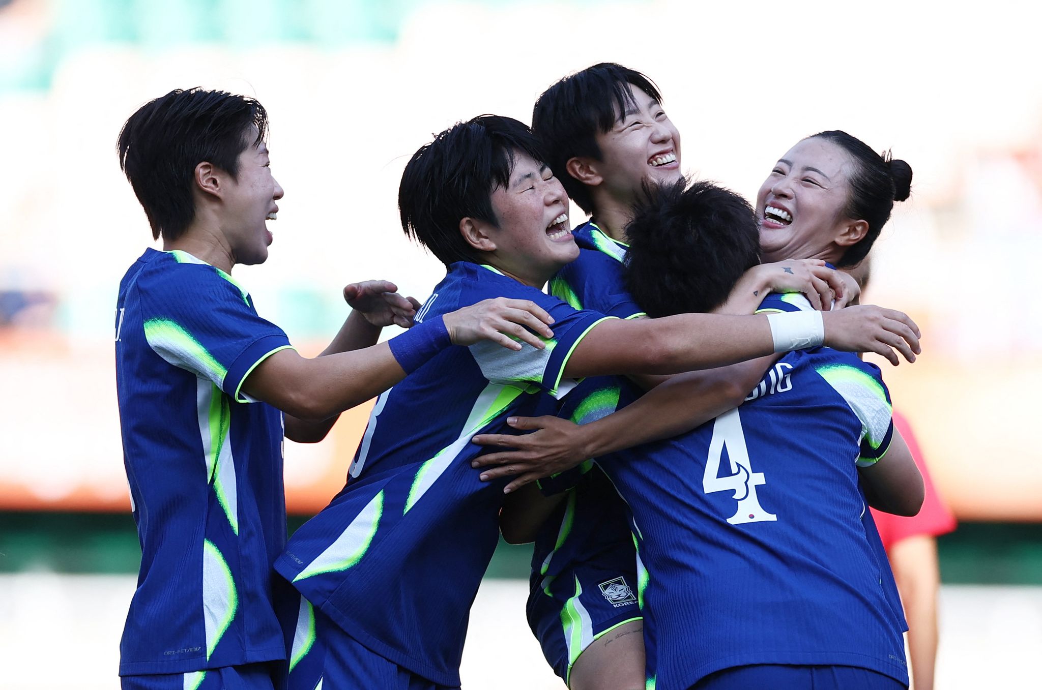 노진영(등번호 4번)의 선제골 직후 환호하는 여자축구대표팀. 로이터=연합뉴스