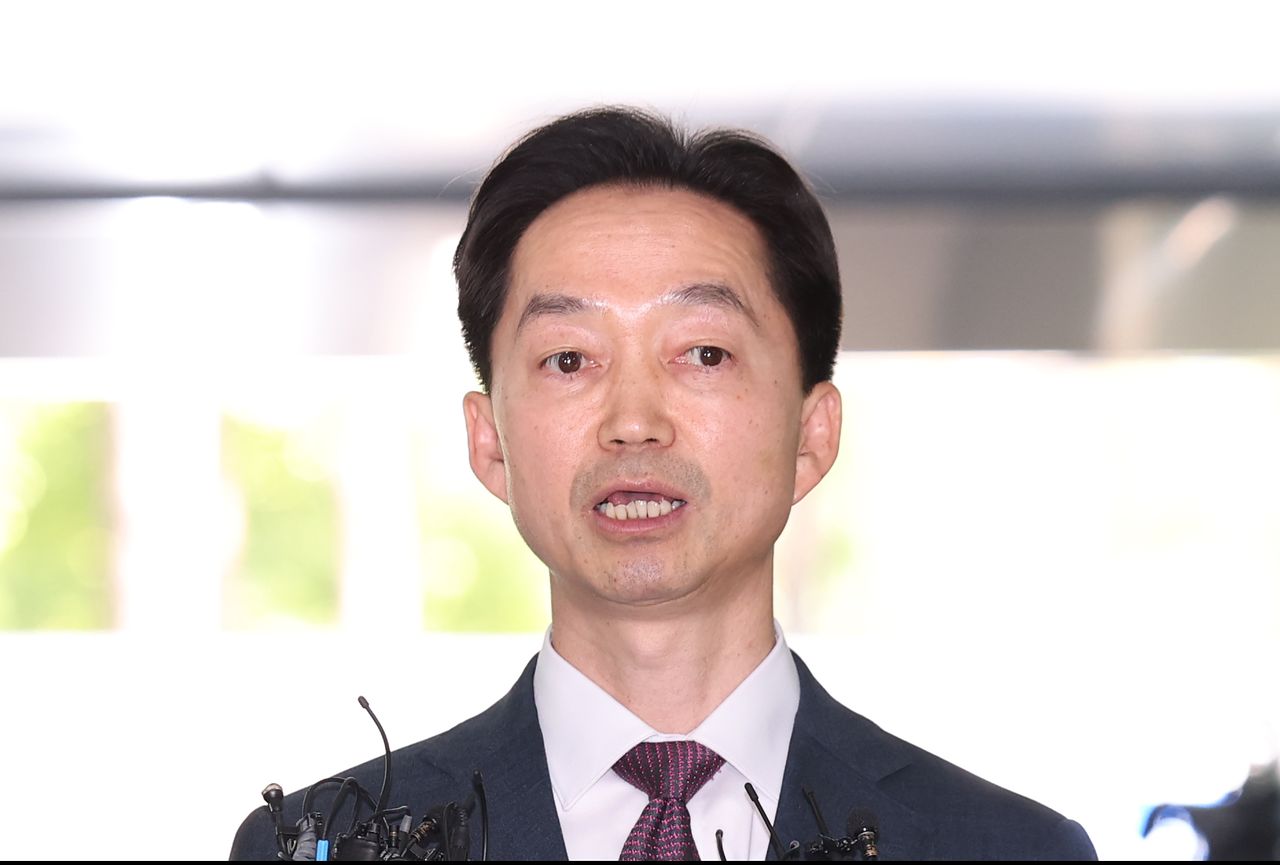 김지용 중대범죄수사청장 후보자가 지난달 8일 오후 서울 종로구 정부서울청사 창성동 별관에 마련된 인사청문회 준비단 사무실로 첫 출근하며 소감을 밝히고 있다. 뉴스1