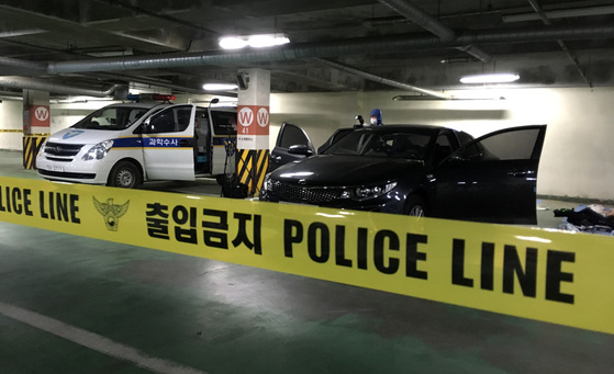경찰이 살인사건 현장조사를 진행하고 있다. 사진 연합뉴스