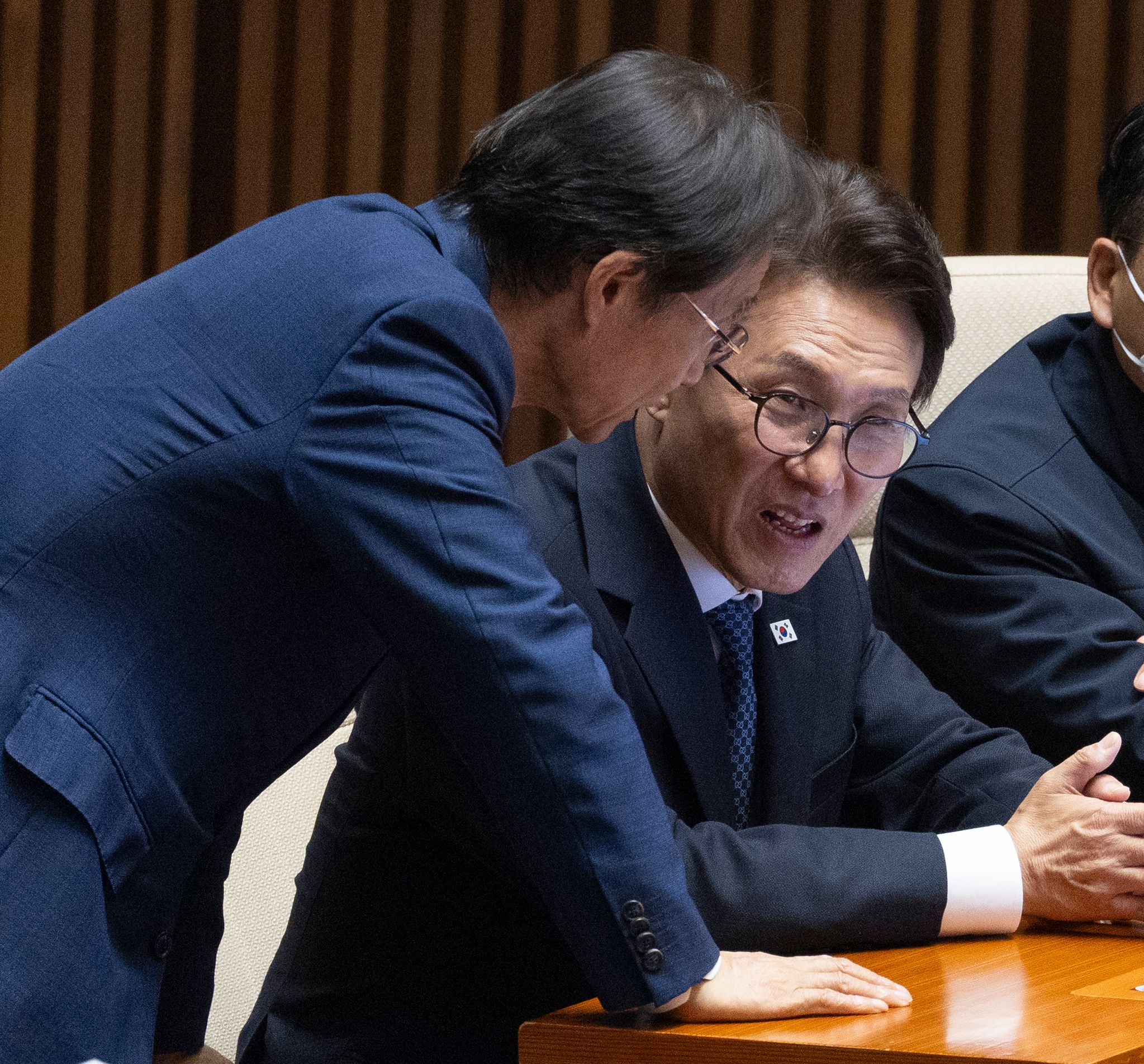 더불어민주당 김민석 대표(오른쪽)과 정무위원장인 유동수 의원이 1일 국회에서 열린 제439회(정기회) 10차 전체 회의 도중 대화하고 있다. 연합뉴스