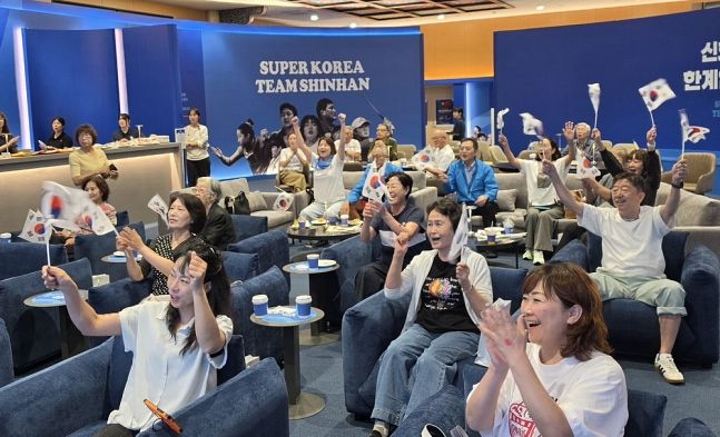 일본 나고야 민단 아이치현지방본부에 마련된 팀 신한 하우스에서 재일 동포·교민들이 아시안게임 한국 선수 경기를 지켜보며 응원하고 있다. 사진 신한금융그룹