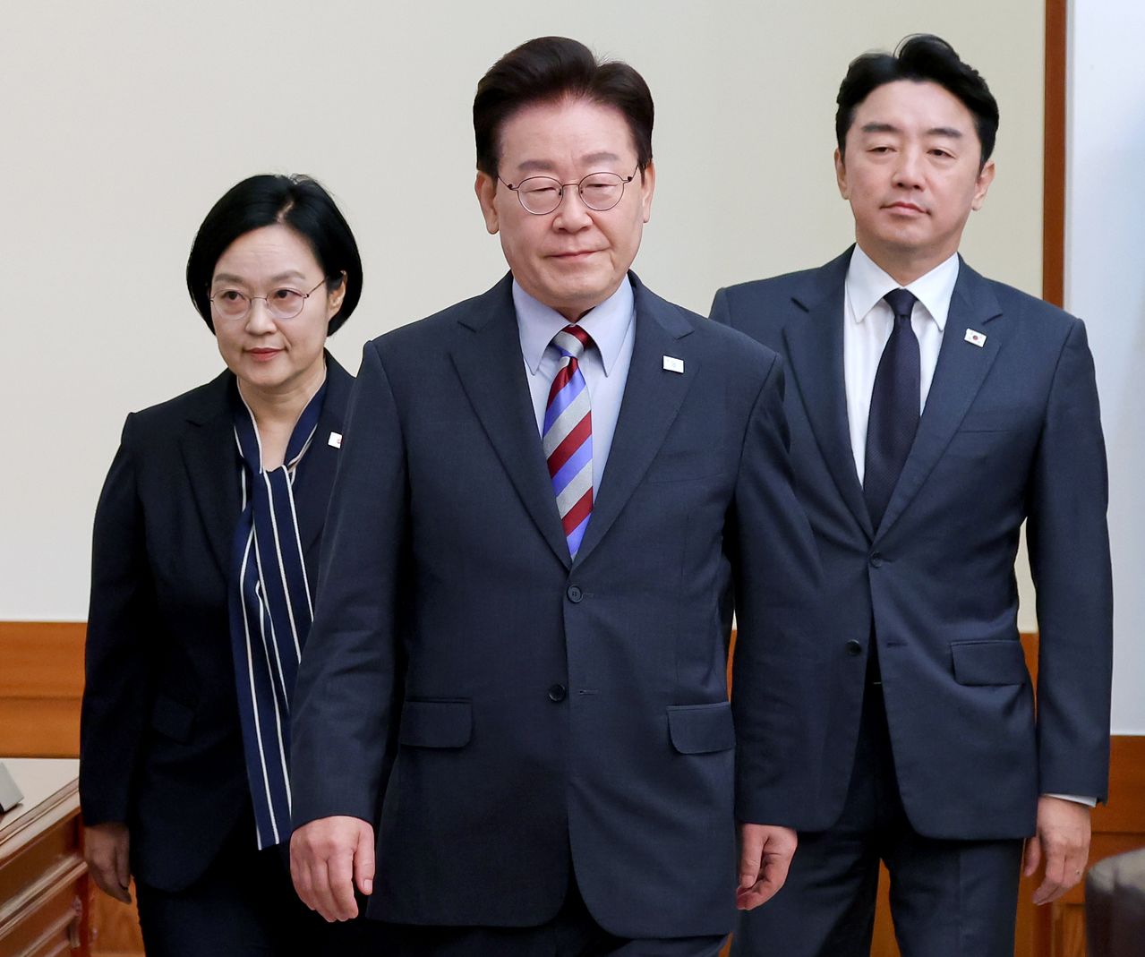 이재명 대통령이 지난달 29일 청와대에서 열린 국무회의에 입장하고 있다. 오른쪽은 강훈식 비서실장. 연합뉴스 