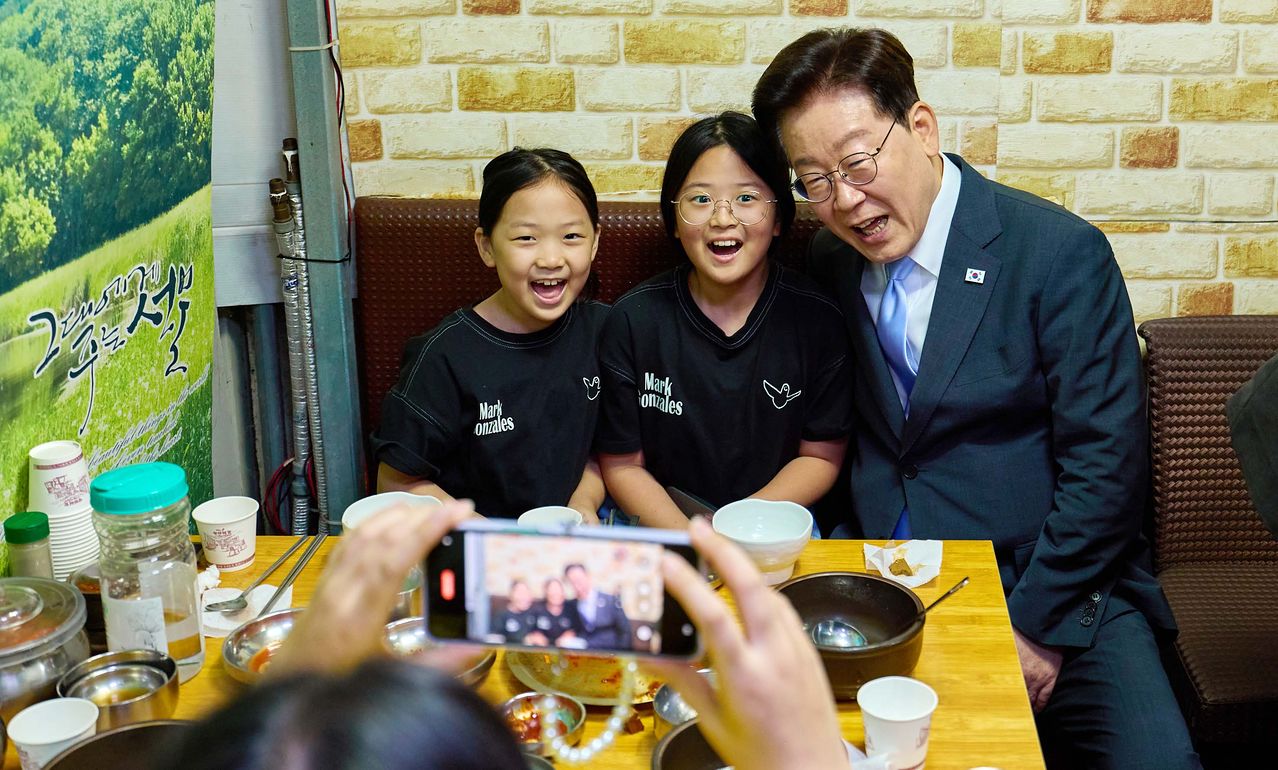이재명 대통령이 2일 서울 서대문구 영천시장의 한 식당에서 점심식사를 한 뒤 어린이들과 기념촬영을 하고 있다. 청와대사진기자단