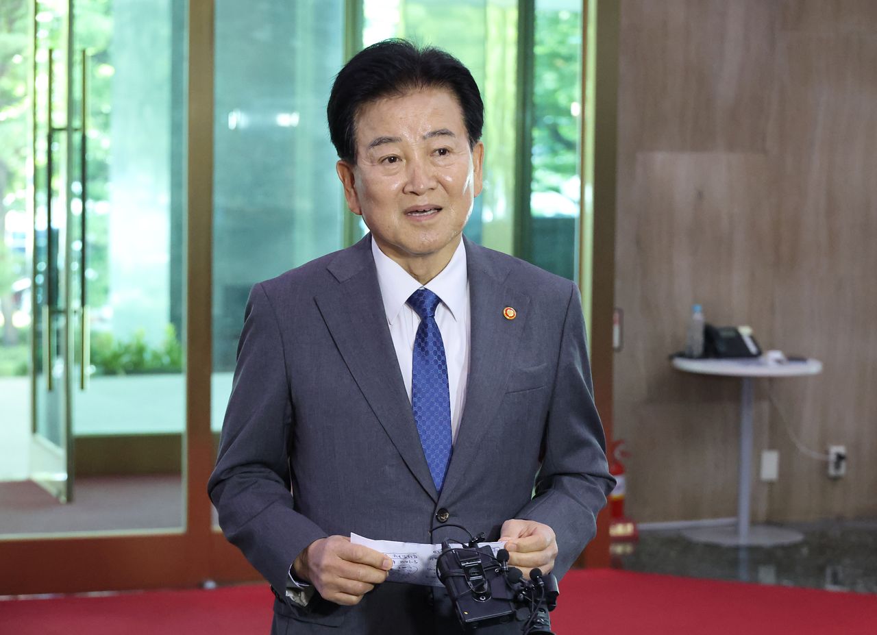 비무장지대(DMZ)에 매설된 북한 지뢰 폭발 사건과 관련해 유럽 출장을 단축, 귀국한 정동영 통일부 장관이 2일 서울 종로구 정부서울청사로 출근하며 기자들의 질문에 답하고 있다. 연합뉴스