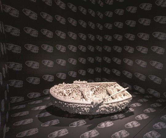 ‘천개의 보트’, 1963년. 남근 형태의 ‘부드러운 조각’으로 보트를 가득 채우고 이 보트의 흑백사진 999장을 인쇄해 전시장 전체를 도배했다. 앤디 워홀이 벽지의 설치 방식을 모방했다고 여겨진다. [사진 국립현대미술관]