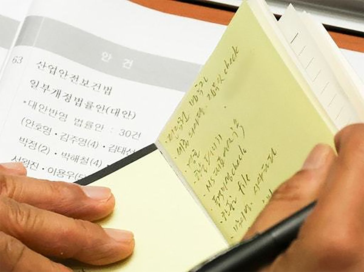 김민석 더불어민주당 대표가 1일 오후 서울 여의도 국회에서 제439회(정기회) 제10차 본회의 도중 수첩에 적힌 포스트잇 메모를 확인하고 있다. 뉴시스