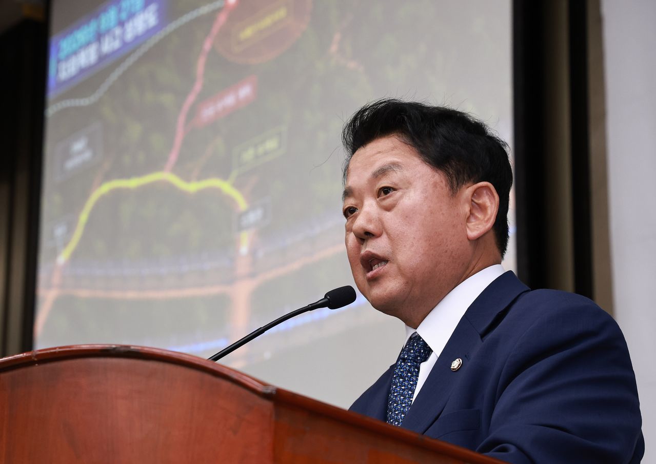 김병주 더불어민주당 의원이 지난달 29일 서울 여의도 국회에서 열린 의원총회에서 서부전선 지뢰 폭발사고 관련 상황 설명을 하고 있다. 뉴스1