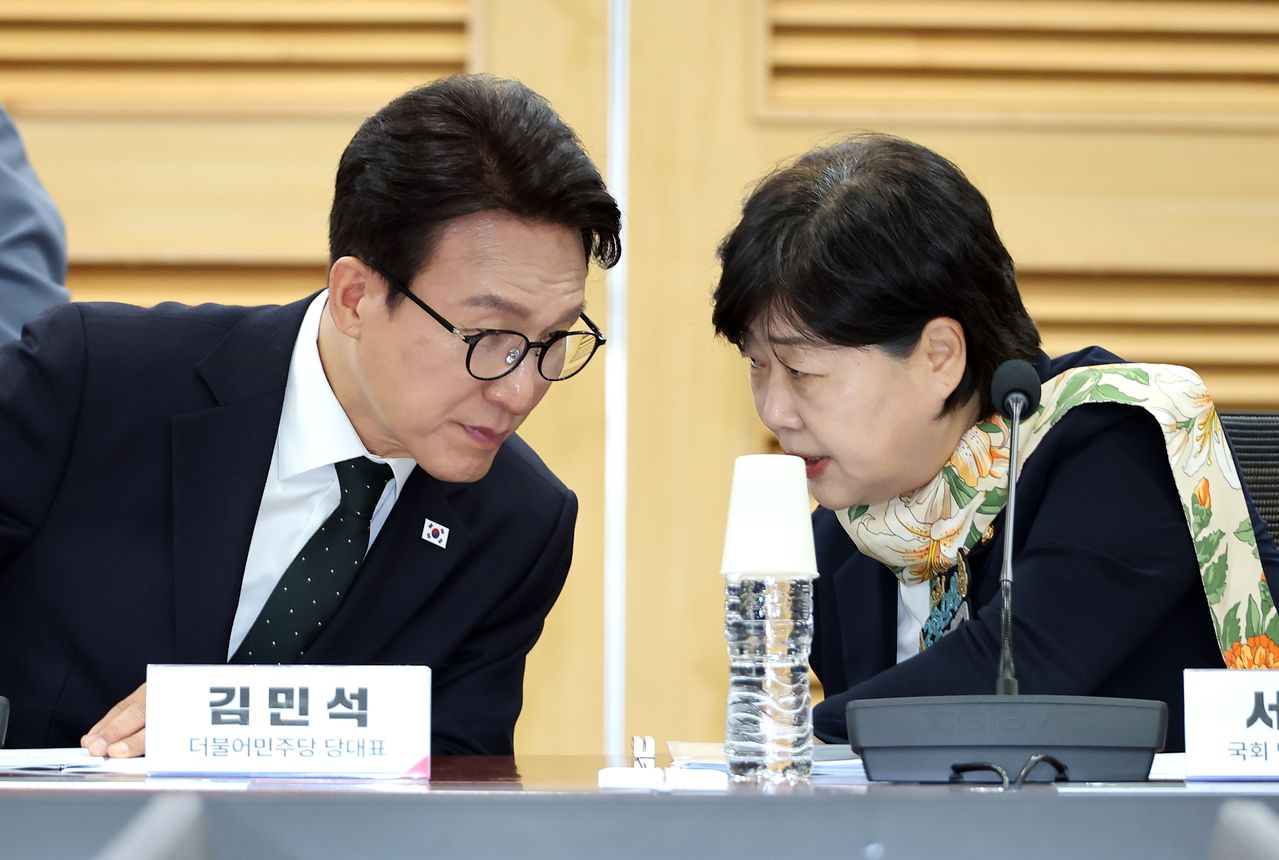 김민석 민주당 대표와 서영교 국회 법제사법위원장이 2일 국회 의원회관에서 열린 '대법관 임명 관련 헌법 전문가 긴급 좌담회'에서 얘기를 나누고 있다. 연합뉴스