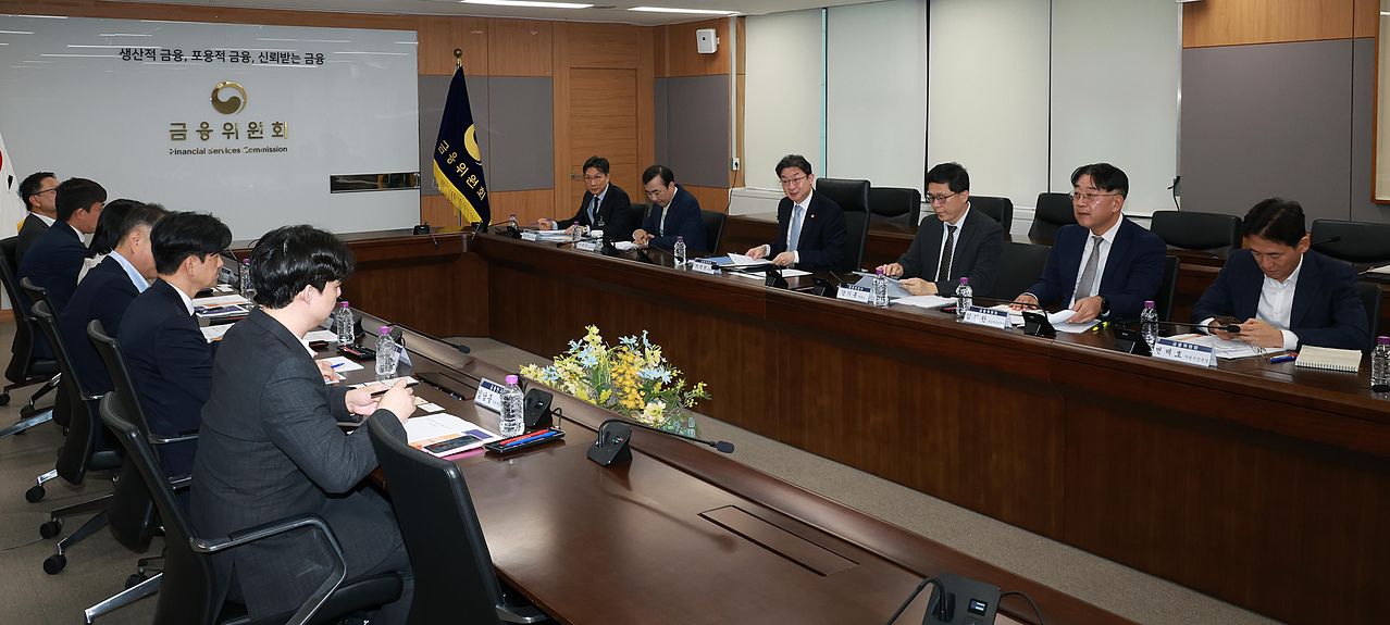금융위원회는 지난 1일 서울 정부서울청사에서 재정경제부·금융감독원·금융연구원·신용평가사·증권사 등 금융시장 전문가들과 금융시장 상황점검회의를 개최했다. 이억원 금융위원장 등 참석자들은 이 회의에서 고금리 상황에 대비한 대응책을 논의했다. 사진 금융위원회