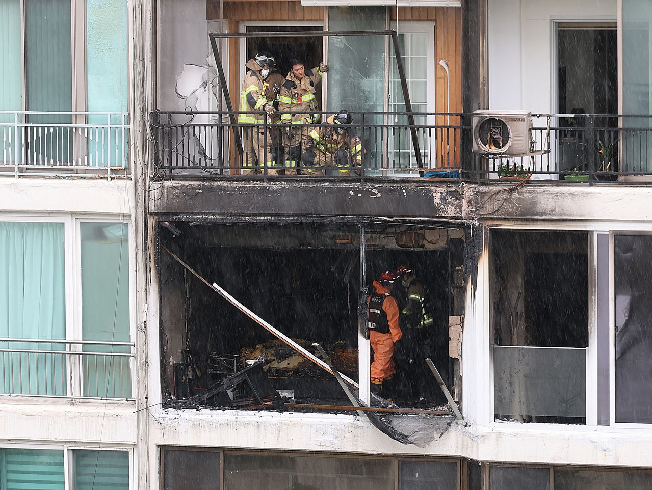 지난 7월 21일 오전 10시 27분쯤 서울 강남구 압구정동 한양아파트에서 불이 난 현장을 살펴보는 소방관계자들. 연합뉴스