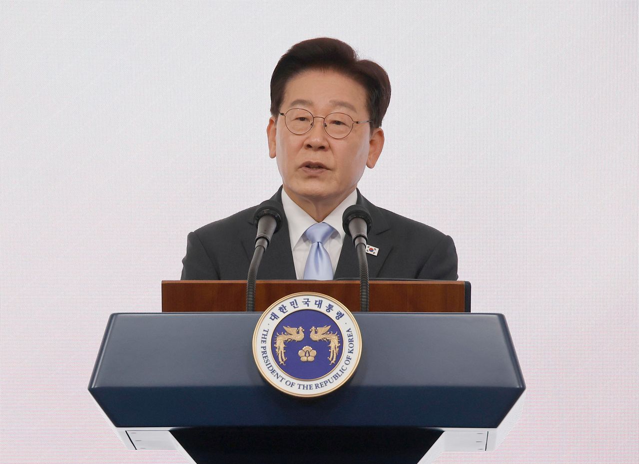 이재명 대통령이 2일 서울의 한 호텔에서 열린 제30회 노인의 날 기념식에서 축사를 하고 있다. 청와대사진기자단 