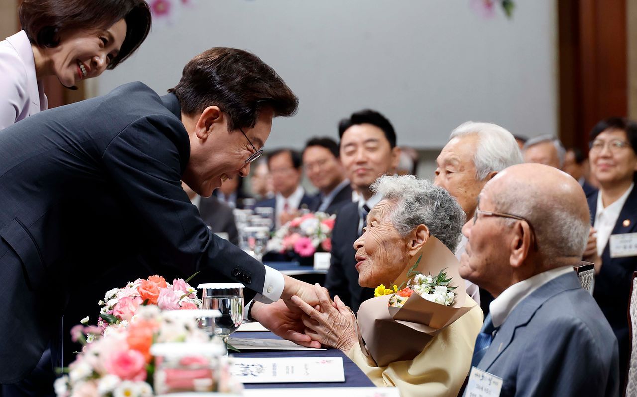 이재명 대통령이 2일 서울 한 호텔에서 열린 제30회 노인의 날 기념식에서 100세 어르신들에게 명아주로 만든 지팡이인 청려장을 전달하고 있다. 청와대사진기자단 