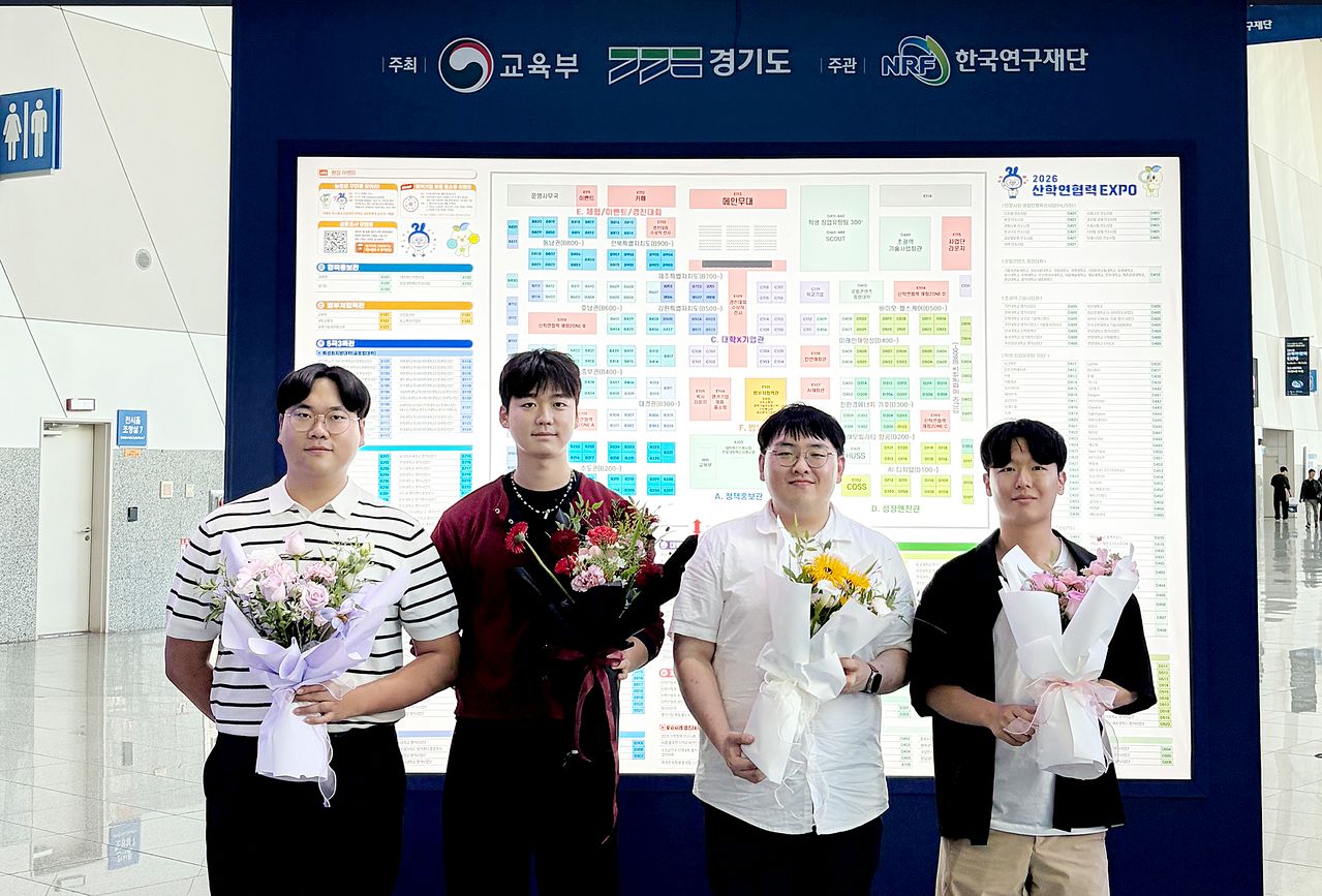 박건우·박기현·서상호·권성현 영남이공대학교 학생(왼쪽부터)이 10월 1일 킨텍스 제2전시장 앞에서 기념촬영을 하고 있다.