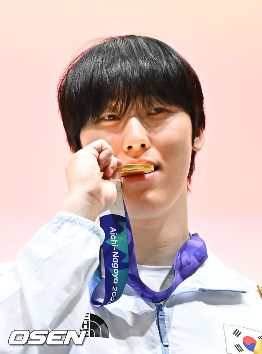 [OSEN=도코나메(일본), 박준형 기자] 1, 2세트의 아슬아슬했던 위기를 연속 대역전극으로 이겨낸 대한민국 e스포츠 대표팀이 대만을 완전히 압도하며 금메달을 차지햇다. 강동훈 감독이 이끄는 대한민국 대표팀은 2일 일본 아이치현 도코나메시 아이치 스카이 엑스포에서 열린 2026 아이치·나고야 아시안게임 e스포츠 LoL 결승전 대만과의 3세트 경기에서 시작부터 상체와 정글 주도권을 단단히 움켜쥐며 대만을 압박한 끝에 29분 만에 넥서스를 깨뜨리고 금메달을 확정 지었다.시상식에서 LoL 한국대표팀 제카 김건우가 포즈를 취하고 있다.   2026.10.02 /  soul1014@osen.co.kr
