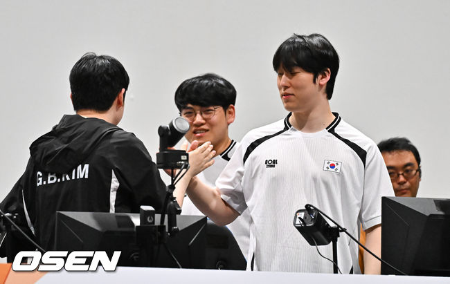 [OSEN=도코나메(일본), 박준형 기자] 1, 2세트의 아슬아슬했던 위기를 연속 대역전극으로 이겨낸 대한민국 e스포츠 대표팀이 대만을 완전히 압도하며 금메달을 차지햇다. 강동훈 감독이 이끄는 대한민국 대표팀은 2일 일본 아이치현 도코나메시 아이치 스카이 엑스포에서 열린 2026 아이치·나고야 아시안게임 e스포츠 LoL 결승전 대만과의 3세트 경기에서 시작부터 상체와 정글 주도권을 단단히 움켜쥐며 대만을 압박한 끝에 29분 만에 넥서스를 깨뜨리고 금메달을 확정 지었다.금메달 확정한 제카 김건우와 캐니언 김건부가 하이파이브를 하고 있다.   2026.10.02 /  soul1014@osen.co.kr