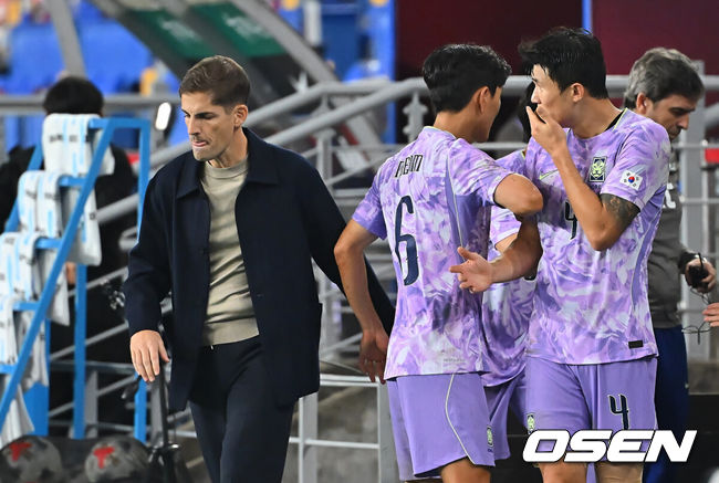 [OSEN=울산, 이석우 기자] 2일 울산문수축구경기장에서 대한민국과 베네수엘라의 친선경기가 열렸다.에콰도르전 3-0 완승과 우루과이전 1-4 대패로 극명한 경기력을 보인 ‘모레노호’가 베네수엘라전에서 전술적 유연성을 앞세워 빠르게 문제점을 보완했는지 시험대에 올랐다.대한민국 로베르토 모레노 감독이 김민재와 얘기를 하다 돌아 서고 있다. 2026.10.02 / foto0307@osen.co.kr