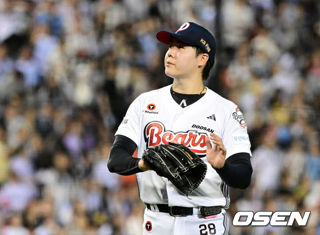 [OSEN=잠실, 지형준 기자] 21일 서울 잠실야구장에서 2026 신한 SOL KBO리그 두산 베어스와 롯데 자이언츠의 경기가 열렸다.두산은 최승용, 롯데는 김진욱이 선발로 나섰다.2회초 선제 실점을 허용한 두산 최승용이 아쉬워하고 있다. 2026.08.21 / jpnews@osen.co.kr