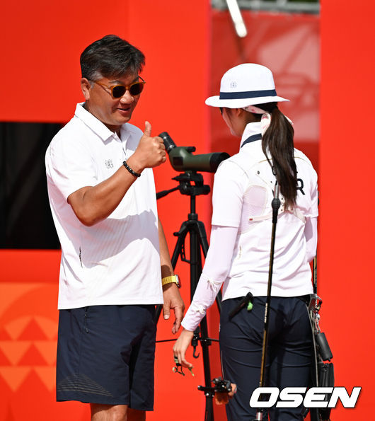 [OSEN=나고야(일본), 박준형 기자]오예진(23, 광주은행)이 한국 양궁 여자 리커브의 자존심을 이어간다. 그가 대만의 10대 신예를 꺾으며 개인전 '노메달' 위기를 일단 피했다.오예진은 3일오카자키 중앙공원 다목적 광장에서 열린 2026 아이치·나고야 아시안게임 양궁 리커브 여자 개인 8강전에서 쉬신쯔(대만)를 세트 스코어 6-4(30-29, 29-29, 29-30, 29-26, 28-28)로 제압하고 준결승에 올랐다. 13회 연속 메달 획득이 보인다.최희라 코치가 오예진에게 엄지손가락을 보이고 있다.  2026.10.03 /  soul1014@osen.co.kr