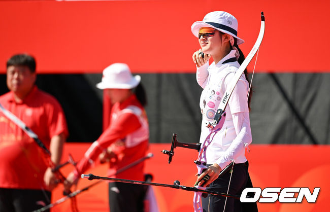 [OSEN=나고야(일본), 박준형 기자] '막내' 오예진(23, 광주은행)이 한국 양궁 여자 리커브의 자존심을 지켰다. 그가 만리장성을 넘고 최소 은메달을 확보하며 사상 최초 개인전'노메달' 위기를 막아냈다.오예진은 3일오카자키 중앙공원 다목적 광장에서 열린 2026 아이치·나고야 아시안게임 양궁 리커브 여자 개인 4강전에서 황위웨이(중국)를 세트 스코어 7-3(29-29, 29-25, 28-27, 29-30, 30-29)으로 꺾고 결승에 올랐다. 이로써 한국 양궁은 이 종목에서'13회 연속' 메달 획득 계보를 이어가는 데 성공했다.준결승전 오예진이 마지막 화살을 쏜 뒤 미소 짓고 있다  2026.10.03 /  soul1014@osen.co.kr