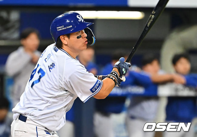 [OSEN=대구, 이석우 기자] 1일 대구삼성라이온즈파크에서 2026 신한 SOL KBO 리그 삼성 라이온즈와 한화 이글스의 경기가 열렸다. 홈팀 삼성은 원태인이, 방문팀 한화는 황준서가 선발 출전했다. 삼성 라이온즈 강민호가 6회말 우익수 앞 안타(2300안타)를 치고 있다. 2026.10.01 / foto0307@osen.co.kr