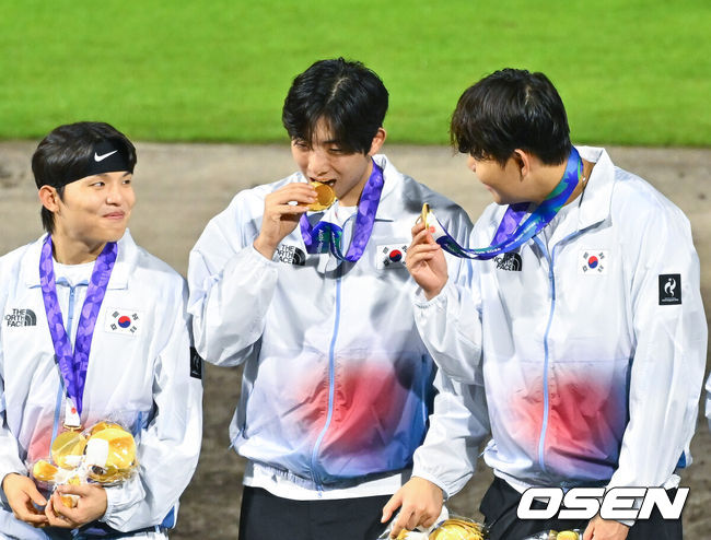 [OSEN=도요하시(일본), 박준형 기자] 한국야구가 우여곡절 끝 아시안게임 5회 연속 금메달을 해냈다.류지현 감독이 이끄는 한국 야구대표팀은 27일 일본 아이치현 도요하시 시민구장에서 열린 2026 아이치-나고야 아시안게임 일본과 결승전에서 3-1로 승리했다.시상식에서 오원석이 금메달을 깨물고 있다.    2026.09.27 / soul1014@osen.co.kr