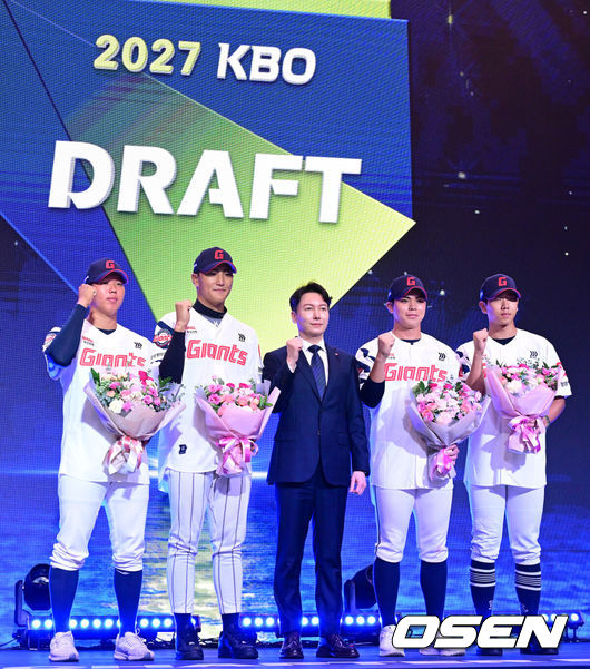 [OSEN=최규한 기자] 21일 오후 서울 잠실동 롯데호텔 월드 크리스탈볼룸에서 ‘2027 KBO 신인드래프트’가 열렸다.이번 신인드래프트는 2025시즌 순위의 역순에 따라 키움 히어로즈, 두산 베어스, KIA 타이거즈, 롯데 자이언츠, KT 위즈, NC 다이노스, 삼성 라이온즈, SSG 랜더스, 한화 이글스, LG 트윈스 순서로 1라운드부터 11라운드까지 지명할 수 있다.롯데 1라운드 박근서를 비롯한 드래프트 지명자들이 박준혁 단장과 기념촬영을 있다. 2026.09.21 / dreamer@osen.co.kr