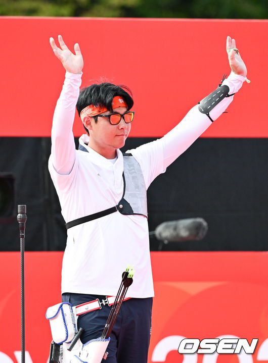 [OSEN=오카자키(일본), 박준형 기자]남자 양궁의 마지막 희망 이우석이 준결승에 올랐다이우석은 3일 일본의 오카자키 중앙종합공원 다목적광장에서 열린 2026 아이치·나고야 아시안게임 리커브 남자 개인 8강전에서 부탄의 킨레이 츠헤링에 7대1로 승리했다. 이우석이 관중들에게 인사하고 있다.  2026.10.03 /  soul1014@osen.co.kr