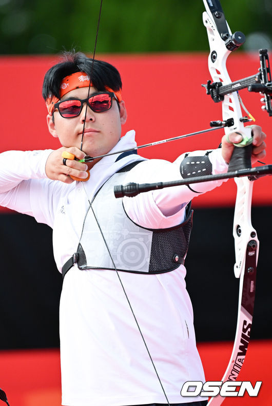 [OSEN=오카자키(일본), 박준형 기자]남자 양궁의 마지막 희망 이우석이 준결승에 올랐다이우석은 3일 일본의 오카자키 중앙종합공원 다목적광장에서 열린 2026 아이치·나고야 아시안게임 리커브 남자 개인 8강전에서 부탄의 킨레이 츠헤링에 7대1로 승리했다. 이우석이 활 시위를 당기고 있다.  2026.10.03 /  soul1014@osen.co.kr