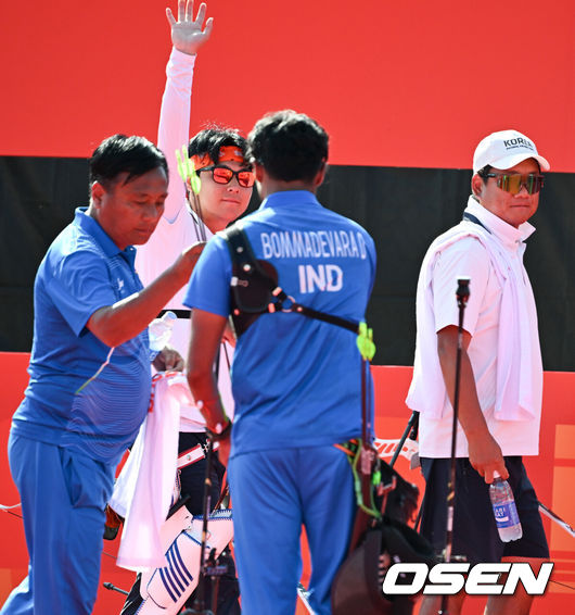 [OSEN=오카자키(일본), 박준형 기자] '한국 양궁의 마지막 희망' 이우석(29, 코오롱)이 생애 첫 아시안게임 개인전 금메달까지 다 한 걸음만 남겨뒀다. 연속 5발을 10점 과녁에 명중하며 최소 은메달을 확보했다.이우석은3일오카자키 중앙공원 다목적 광장에서 열린 2026 아이치·나고야 아시안게임 양궁 리커브 남자 개인 4강전에서 디라지 봄마데바라(인도)를 7-3(28-26, 28-28, 30-30, 29-29, 30-27)로 꺾고 결승에 올랐다.결승 진출한 이우석이 팬들에게 인사를 하고 있다. 2026.10.03 /  soul1014@osen.co.kr