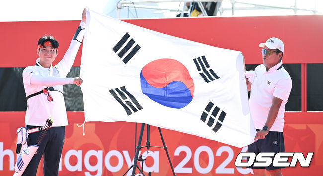 [OSEN=오카자키(일본), 박준형 기자]'한국 양궁의 마지막 희망' 이우석(29, 코오롱)이 마침내생애 첫 아시안게임 개인전 금메달을 획득했다. 일본의 중심부에서 일본 선수를 꺾고 태극기를 휘날렸다.이우석은3일오카자키 중앙공원 다목적 광장에서 열린 2026 아이치·나고야 아시안게임 양궁 리커브 남자 개인전 결승에서 나카니시 준야(일본)를 6-2(29-26, 27-27, 29-29, 29-27)로 누르고 금메달을 목에 걸었다.금메달 달성한 이우석이 포즈를 취하고 있다.  2026.10.03 /  soul1014@osen.co.kr